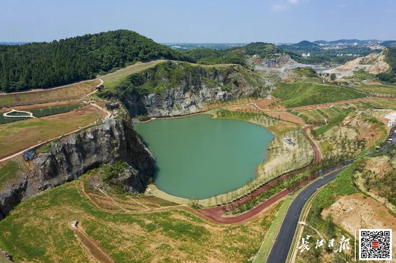 武汉惊现巨型“翡翠”，前身居然是……